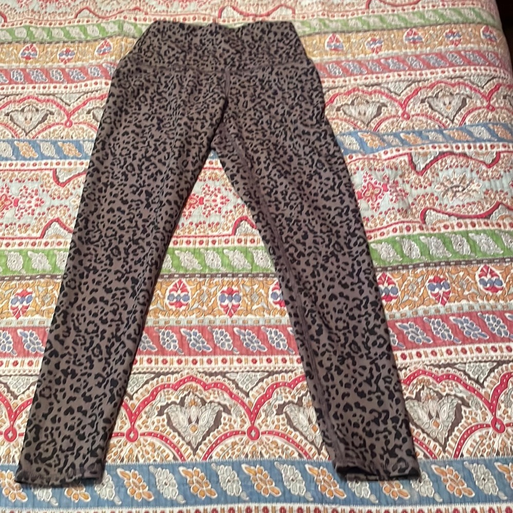 Woman’s evolution and creation leggings size small